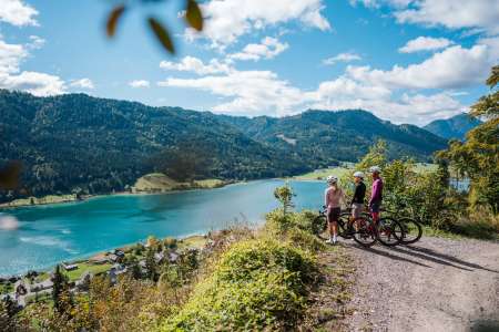 Ähnlich einer Fjordlandschaft zieht sich der Weissensee durchs Tal.